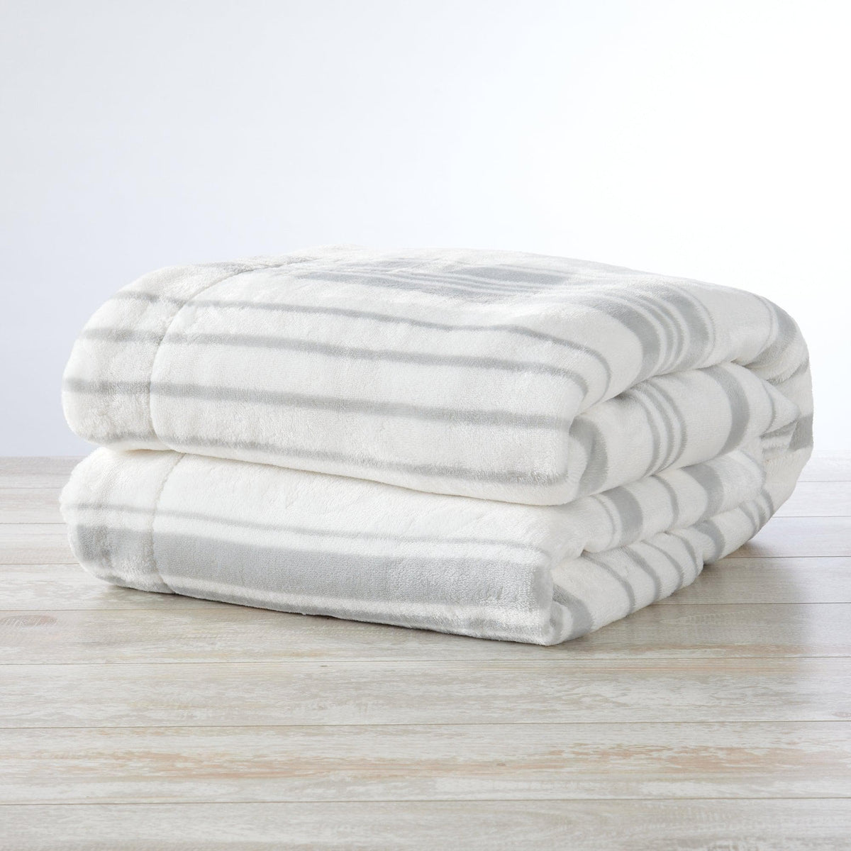 Great Bay Home Kinsley Velvet Plush & Sherpa Blanket