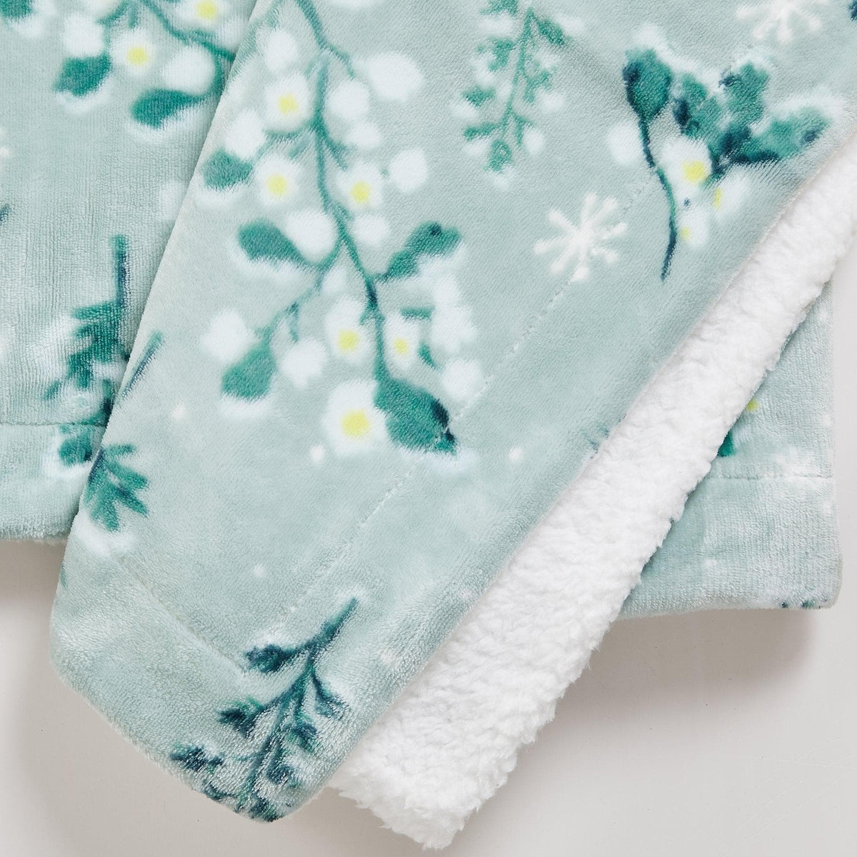 Great Bay Home Kinsley Velvet Plush & Sherpa Blanket